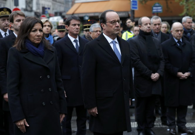 Tổng thống Pháp François Hollande cùng thị trưởng Paris Anne Hidalgo (trái) dự lễ đặt biển tưởng niệm tại quán cà phê A La Bonne Bière ở Paris sáng 13-11 - Ảnh: Reuters