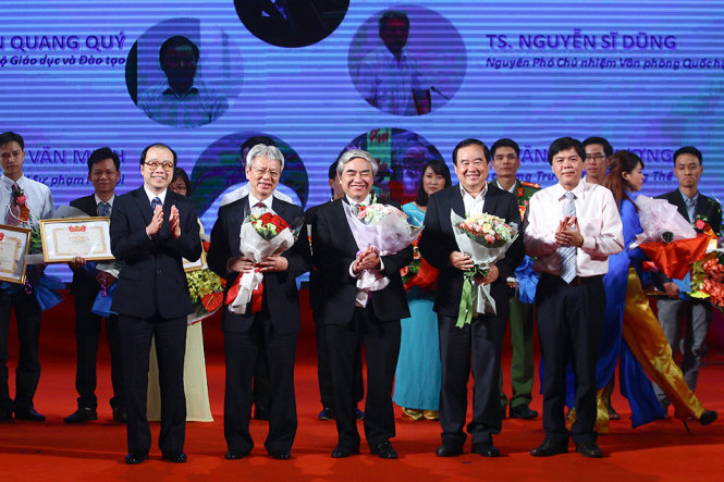 Ông Tăng Hữu Phong, Tổng biên tập báo Tuổi Trẻ (bên phải) và ông Võ Văn Thành Nghĩa, Tổng giám đốc Tập đoàn Thiên Long (bên trái) tặng hoa cảm ơn các chuyên gia trong ban sơ khảo và ban chung kết chương trình  - Ảnh: NGUYỄN KHÁNH