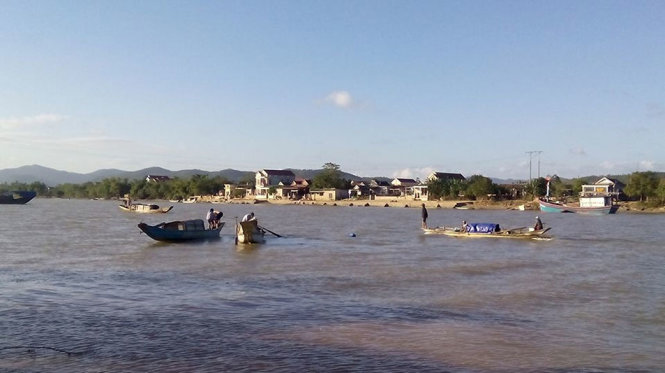 Nhiều tàu thuyền địa phương được huy động tìm kiếm cháu bé bị mất tích chiều 14-11 – Ảnh: Nguyễn Xuân Hòa