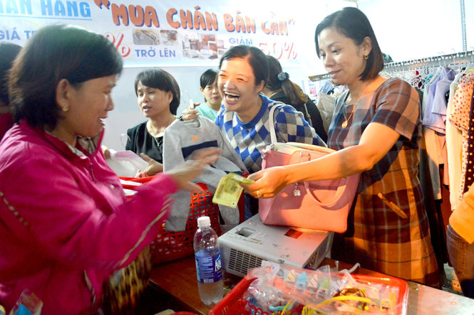 Công nhân vui vẻ mua hàng tại gian quần áo cũ - Ảnh: TẤN LỰC