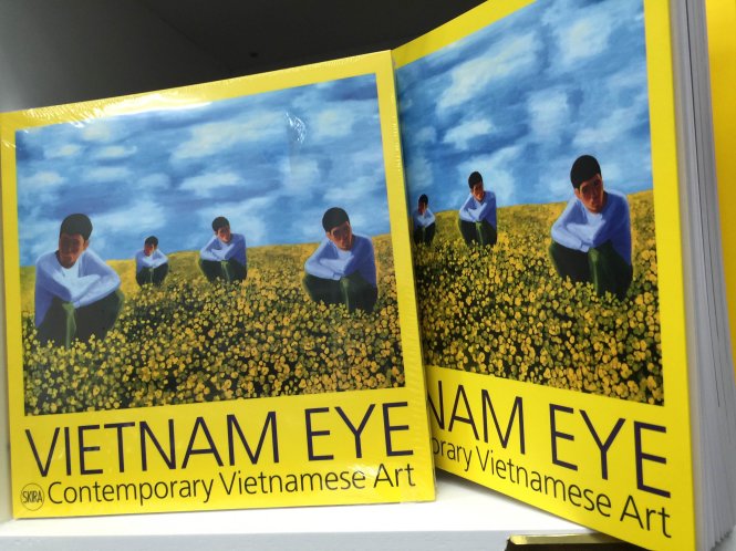 Bìa cuốn sách về 56 nghệ sĩ nghệ thuật đương đại Việt Nam - Ảnh: DANH ANH
