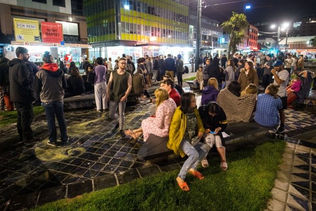 Người dân ngồi ở công viên Te Aro tại Wellington sau khi các nhà chức trách sơ tán người khỏi các tòa nhà lớn vì động đất - Ảnh: AFP
