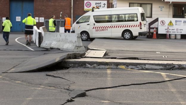 Đường phố New Zealand sáng 14-11 sau khi hứng chịu trận động đất 7,8 độ richter - Ảnh: AP