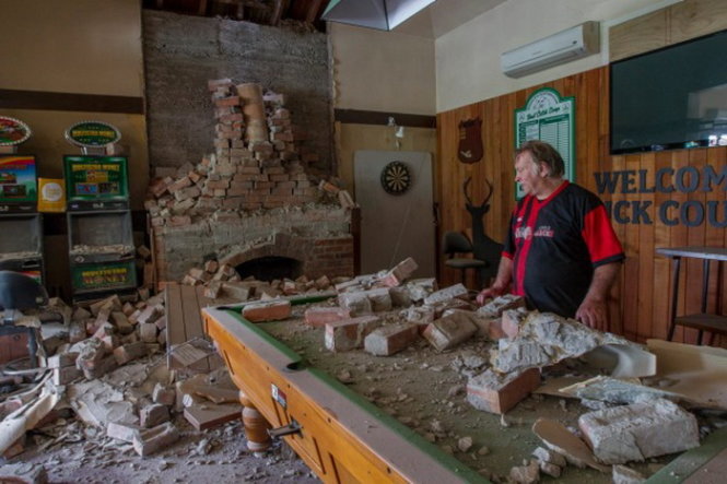 Ông Lindsay Collins trong quán rượu bị động đất làm hư hại  - Ảnh: Fairfax NZ