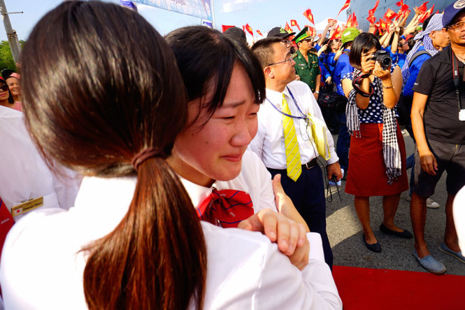 Một đại biểu Nhật Bản khóc khi phải chia tay TP.HCM - Ảnh: QUANG ĐỊNH