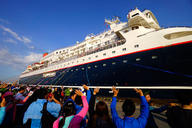 Tàu Nippon Maru rời cảng Cát Lái - Ảnh: QUANG ĐỊNH