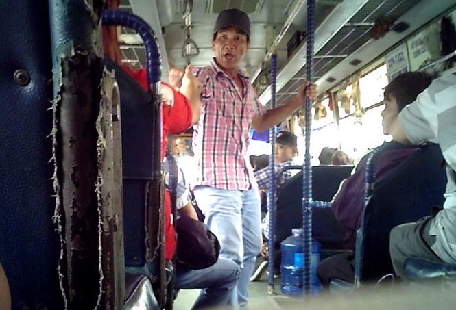 Nhóm Chánh “già” leo lên xe buýt tuyến 12 (Bến Thành - Giang Điền, Đồng Nai) dùng chiêu bài bán thuốc “thần dược”, chiếm đoạt 200.000 đồng của một người ở Nghệ An sáng 7-11