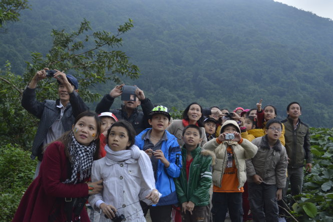 Du kách trong đó có rất nhiều trẻ em thích thú khi lên đỉnh Sơn Trà để ngắm vooc chà vá chân nâu - Ảnh: Nguyên Trang