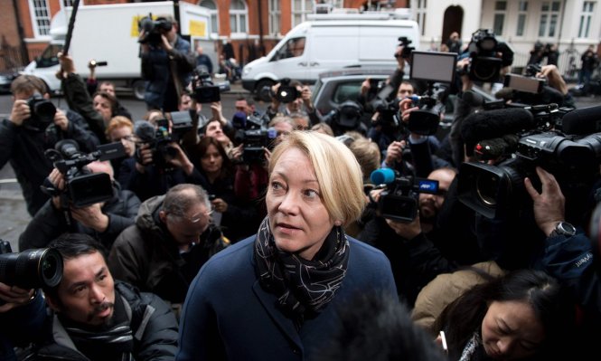 Công tố viên Ingrid Isgren tới đại sứ quán Ecuador ở London để thẩm vấn ông Julian Assange - Ảnh: AFP