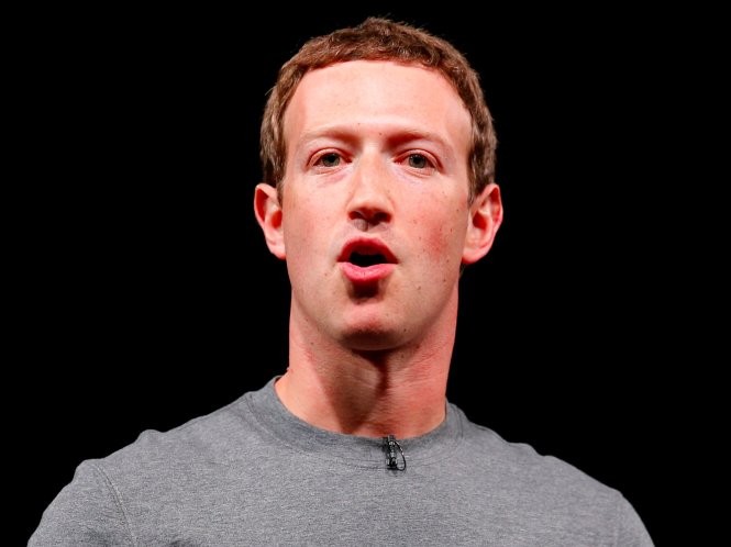 Ông chủ Facebook Mark Zuckerberg khẳng định tin tức giả chỉ là một phần nhỏ trong nội dung của Facebook - Ảnh: AP