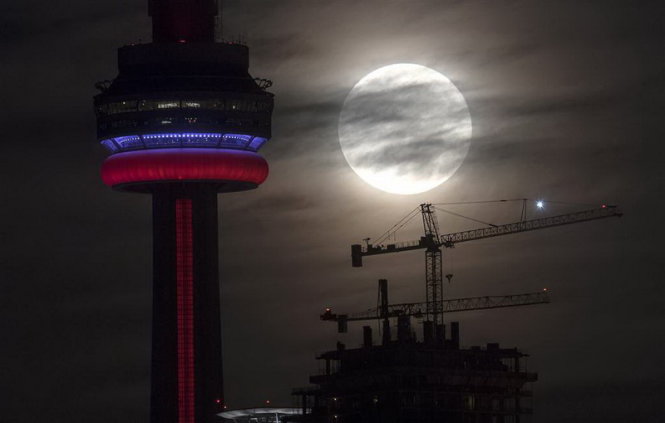 Siêu trăng mọc gần tháp CN ở Toronto, Canada - Ảnh: AP