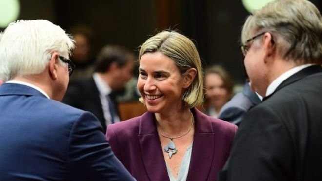 Cao ủy phụ trách chính sách an ninh và đối ngoại của EU Federica Mogherini (giữa) tại một cuộc họp của khối - Ảnh: AFP
