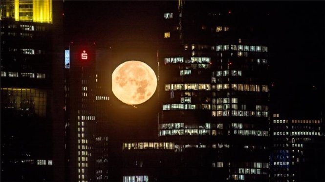 Siêu trăng ở Frankfurt, Đức - Ảnh: EPA
