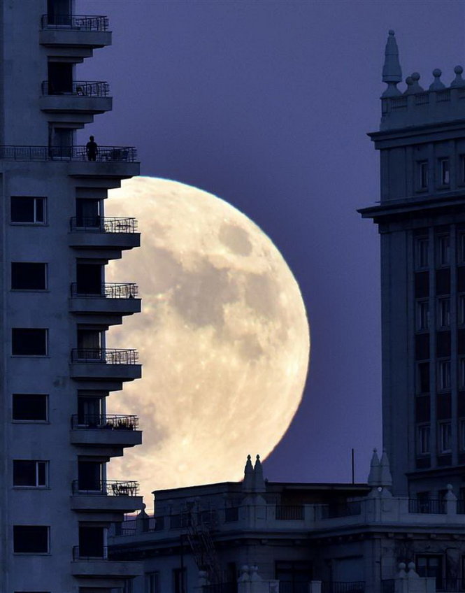Siêu trăng ở Madrid, Tây Ban Nha - Ảnh: AFP