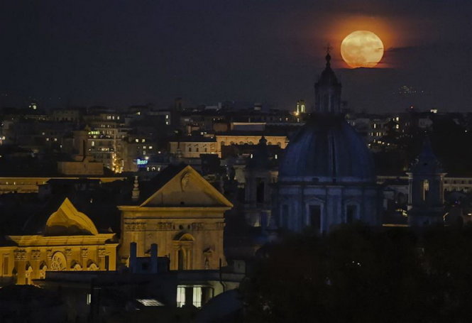 Siêu trăng ở Rome, Ý - Ảnh: AP