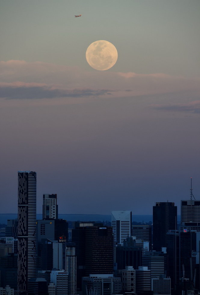 Siêu trăng ở Brisbane, Úc - Ảnh: AFP