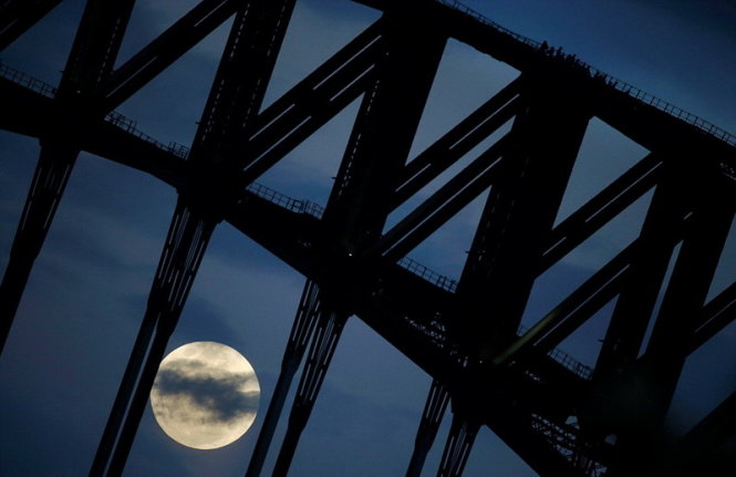 Siêu trăng ở cầu cảng Sydney - Ảnh: GETTY