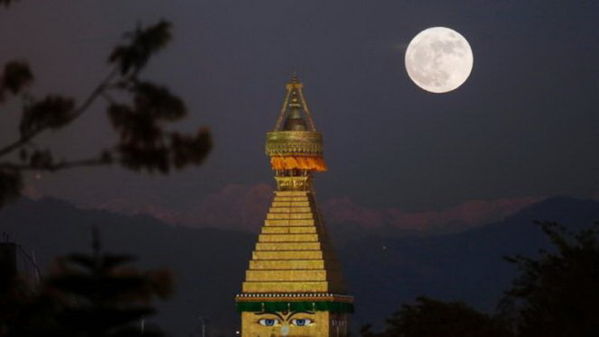 Siêu trăng mọc đằng xa bảo tháp Boudhanath ở Kathmandu, Nepal - Ảnh: EPA