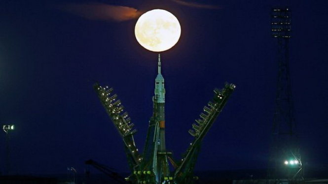 Siêu trăng xuất hiện phía sau một tàu vũ trụ Soyuz MS tại trung tâm vũ trụ Baikonur ở Kazakhstan - Ảnh: EPA