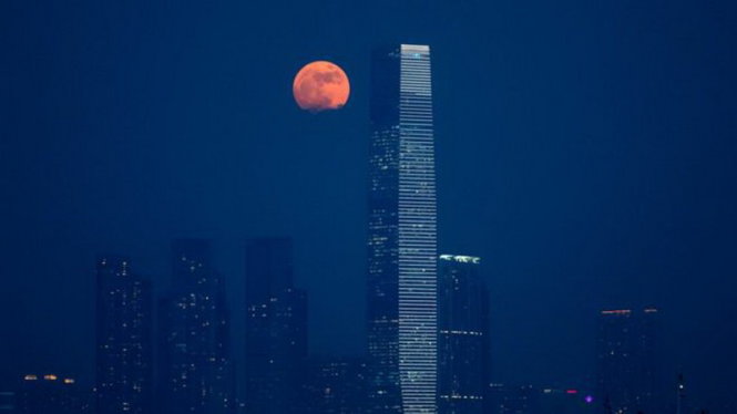 Siêu trăng ở Hong Kong - Ảnh: AP
