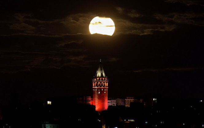 Siêu trăng ở Istanbul, Thổ Nhĩ Kỳ - Ảnh: Reuters