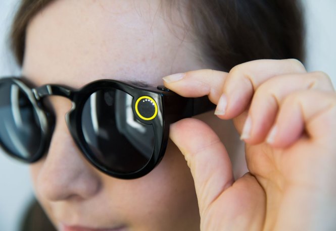 Kính Snapchat Spectacles với hai camera ở góc gọng kính - Ảnh: Mashable