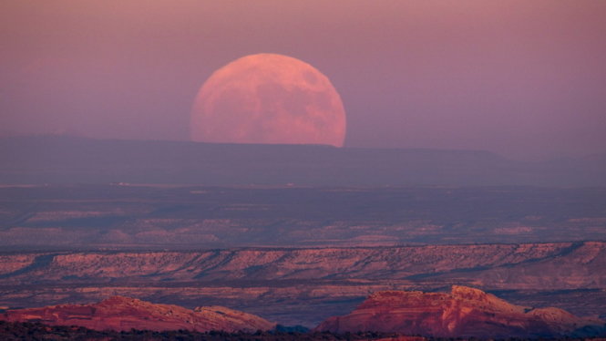 Siêu trăng xuất hiện gần Mexican Hat, Utah, Mỹ - Ảnh: EPA