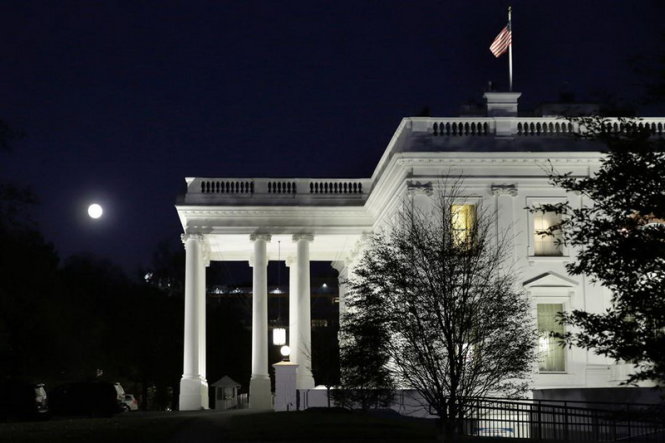 Siêu trăng mọc phía xa Nhà Trắng, Washington, Mỹ - Ảnh: AFP