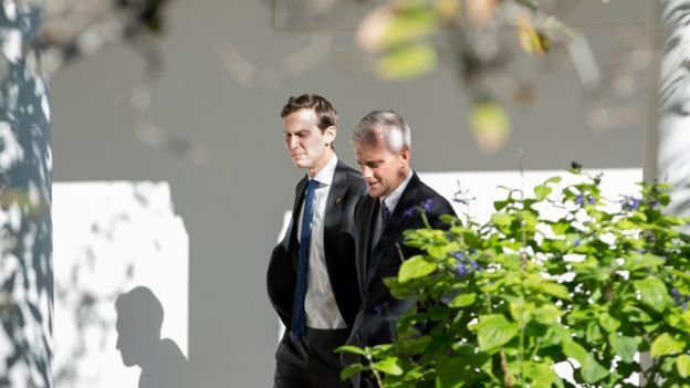 Ông Jared Kushner đi dạo quanh Nhà Trắng với chánh văn phòng Nhà Trắng Denis McDonough trong lúc ông Trump đang đối thoại với ông Obama tại phòng Bầu dục - Ảnh: EPA