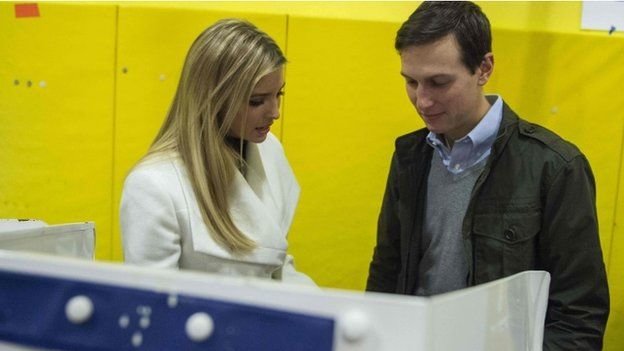 Ông Jared Kushner và vợ, bà Ivanka cùng nhau bỏ phiếu cho bố ngày 8-11 - Ảnh: AFP