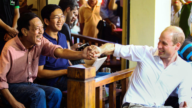 Hoàng tử Anh William thân thiện bắt tay với một người dân Hà Nội tại quán cafe Aha trên phố Thuốc Bắc - Ảnh: Nguyễn Khánh