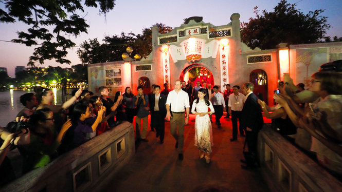Sau khi thăm Đền Ngọc Sơn khoảng 40 phút, Hoàng tử nước Anh bước ra trong sự chào đón của nhiều người dân - Ảnh: Nguyễn Khánh
