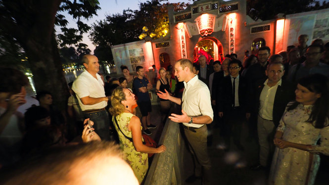 Hoàng tử William trò chuyện với một vị khách nước ngoài tại Đền Ngọc Sơn - Ảnh: Nguyễn Khánh