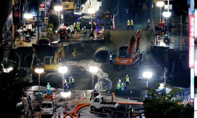 Các công nhân đã làm việc không kể ngày đêm để giải quyết sự cố hố tử thần trong thời gian sớm nhất tại Fukuoka - Ảnh: Asahi Shimbun