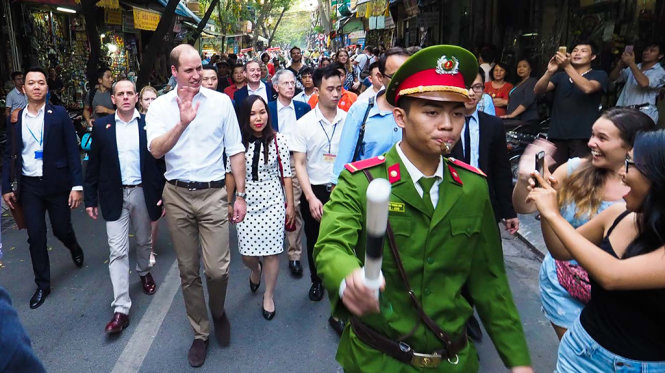 Nhiều vị khách du lịch nước ngoài tỏ ra bất ngờ khi được gặp hoàng tử nước Anh tại Hà Nội - Ảnh: Nguyễn Khánh