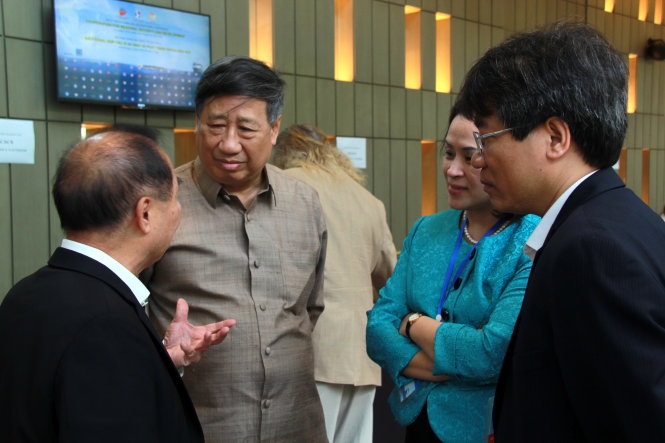 Ông Phạm Gia Khiêm - nguyên phó thủ tướng kiêm bộ trưởng Bộ Ngoại giao (thứ hai từ trái sang) - trao đổi với các học giả trong giờ giải lao - Ảnh: TRUNG TÂN