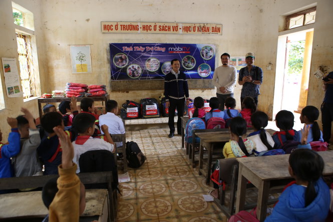 MC Phan Anh về thăm các ngôi trường ở vùng lũ Hà Tĩnh trong Ngày thầy trò - Ảnh: LAV