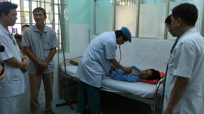 Anh Phan Hoàng Dương đang được điều trị chăm sóc tại bệnh viện Quân y 175 - Ảnh: NGỌC LOAN