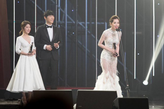 Chi Pu nhận giải Rising Star – Nghệ sĩ mới Châu Á cùng hai nghệ sĩ khác - Ảnh: Hải Nguyễn