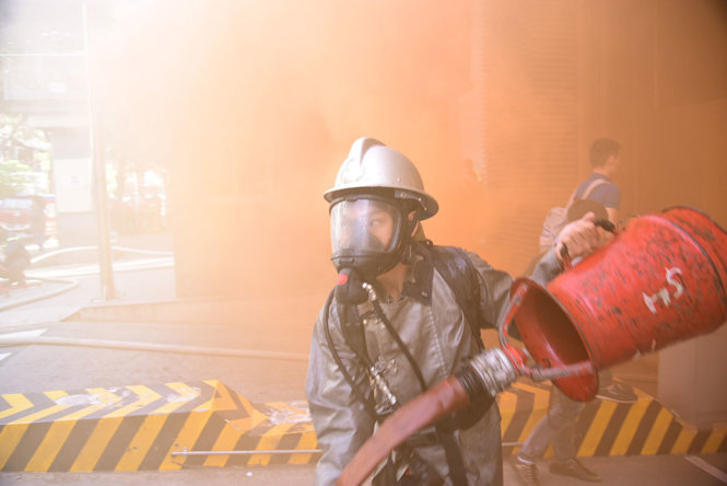 Do cháy có sự loang đổ của xăng nên ngoài xe cứu hỏa bằng nước, cứu hỏa dạng xịt xà phòng cũng được huy động - Ảnh: HỮU THUẬN