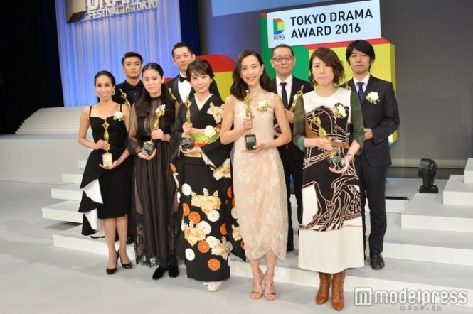 diễn viên Phạm Hoàng Nguyên (thứ hai, từ trái qua) cùng các nghệ sĩ nhận giải thưởng  - ảnh: aramajapan.com