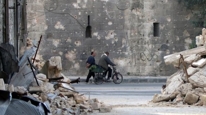Chính phủ Syria nối lại các cuộc không kích khu vực phía đông Aleppo - Ảnh: Reuters