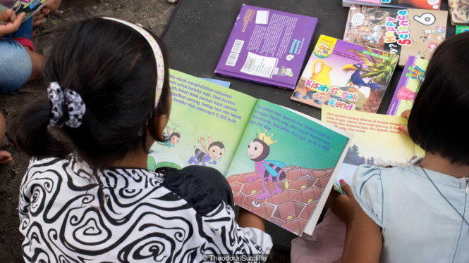 Thuyền sách của Alimuddin cung cấp sách đủ thể loại cho mọi lứa tuổi - Ảnh: BBC