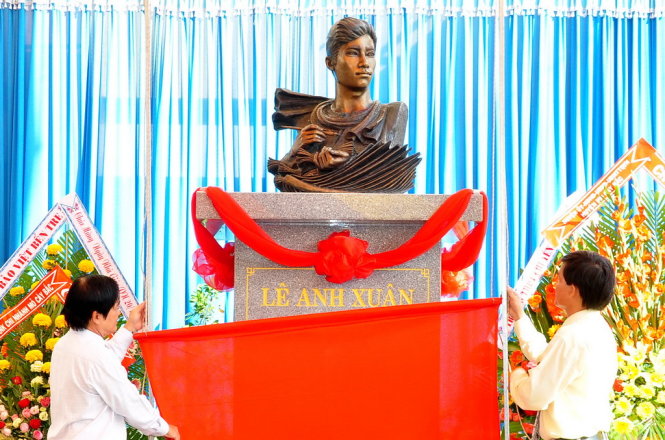 Bức tượng nhà thơ, nhà giáo Lê Anh Xuân được đặt ở sân trường THPT Lê Anh Xuân - Ảnh: LƯ THẾ NHÃ