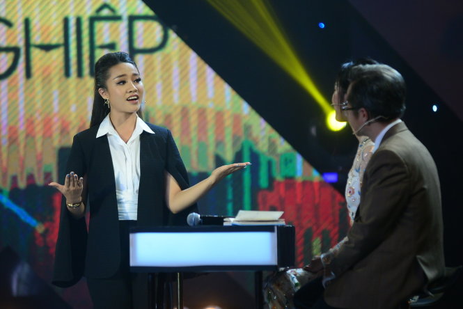 Phong Linh trong phần thi trong đêm chung kết cuộc thi Én Vàng tối 17-11 - Ảnh: QUANG ĐỊNH