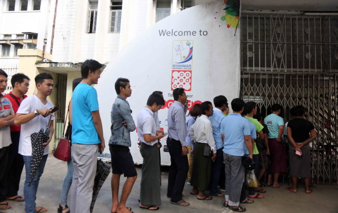 CĐV Myanmar xếp hàng mua vé xem trận Myanmar gặp VN. Ảnh: N.K