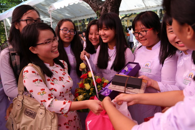 Học sinh Trường THPT Hùng Vương (Q.5, TP.HCM) tặng hoa cho cô giáo, chúc mừng Ngày nhà giáo VN - Ảnh: Như Hùng