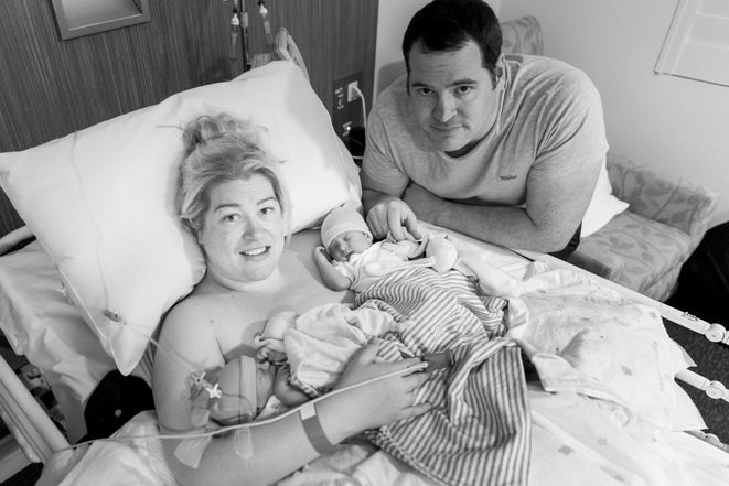 Vợ chồng chị Kate Hill và hai con lúc mới sinh - Ảnh: DIIMEX.COM