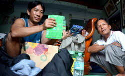 Thuyền trưởng Đinh Thiên Sơn (trái) khoe quà do Tổng thống Duterte trao tận tay anh chiều 2-11 - Ảnh: TRƯỜNG ĐĂNG
