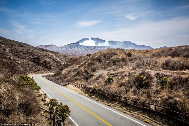 Đường dẫn tới miệng núi lửa Aso